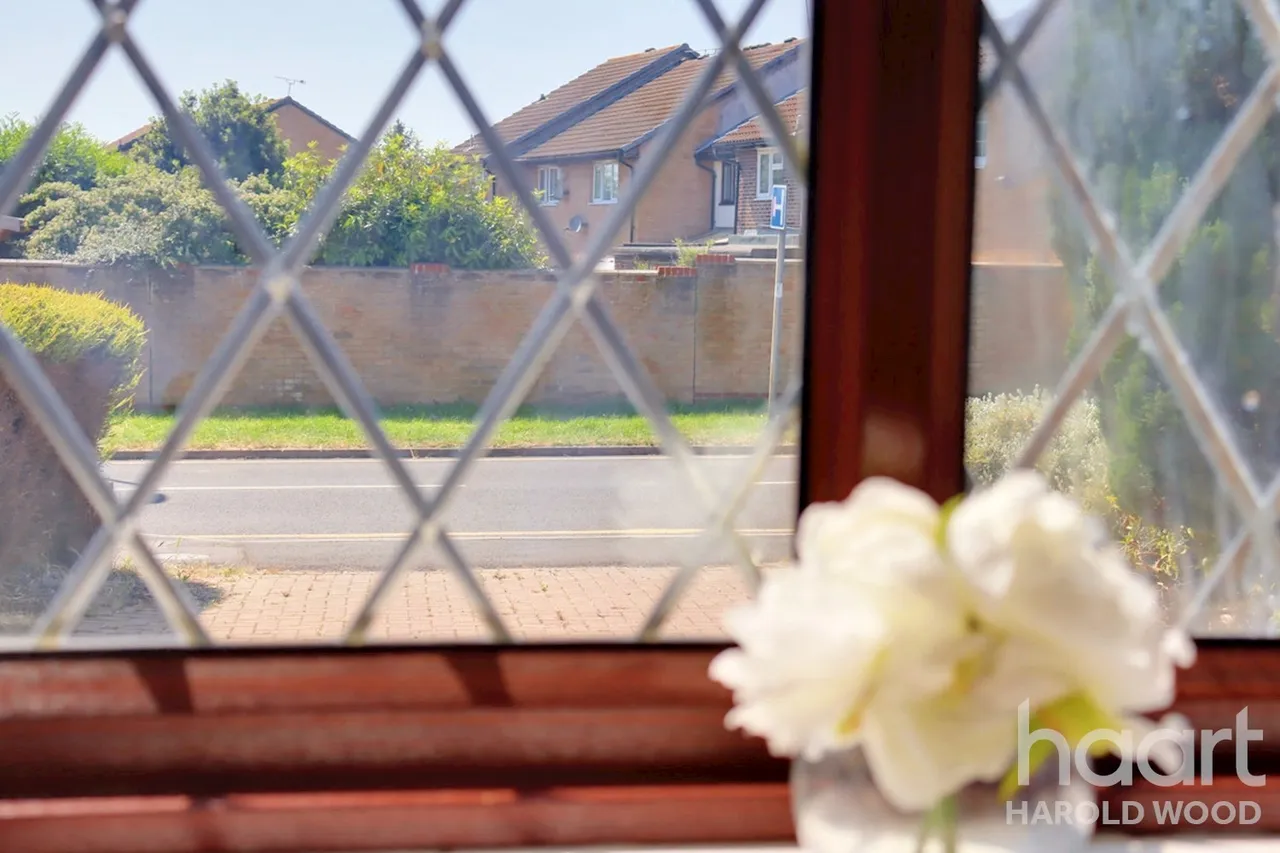 Sackville Crescent, Harold Wood, RM3, photo 7