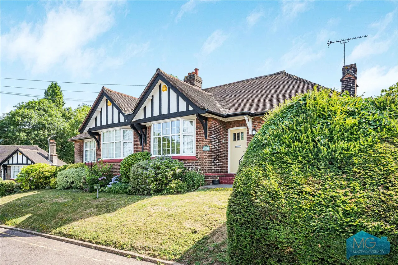 2 bed house for sale, Hammers Lane, London, NW7