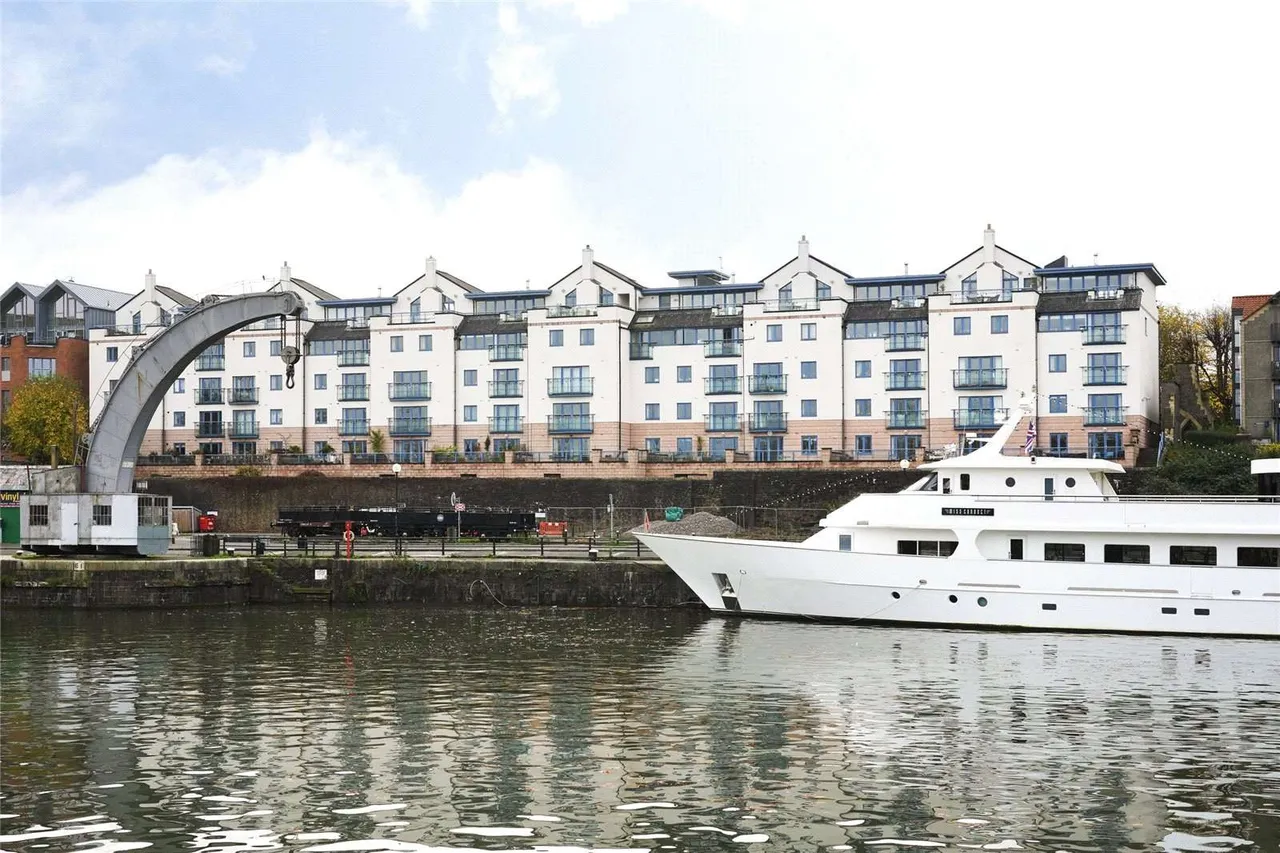2 bed flat to rent — The Quays, Cumberland Road, Bristol, BS1 6UQ