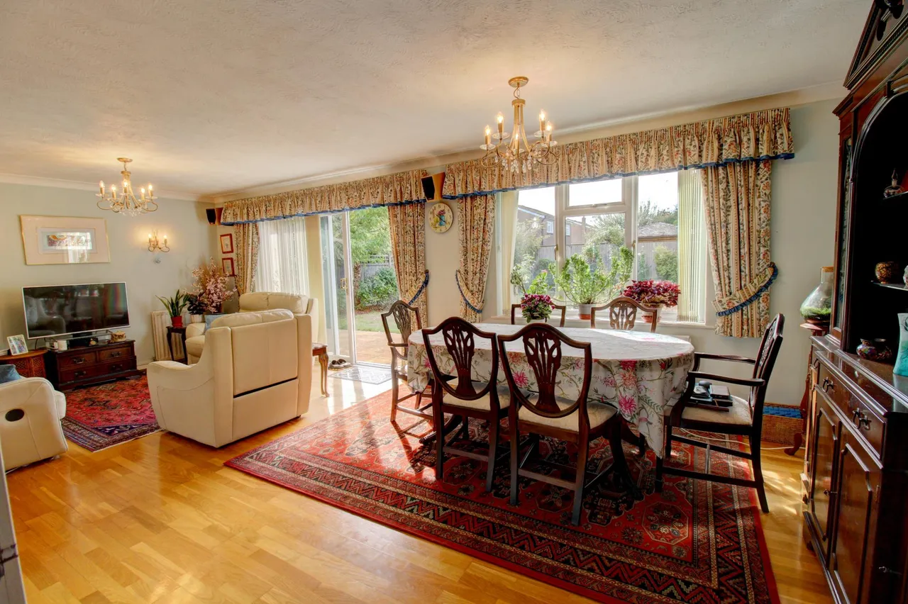 Wellington Way, Horley, RH6, photo 2