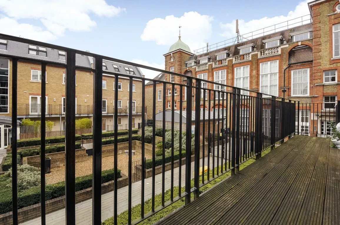 Garratt Lane, SW18, photo 5