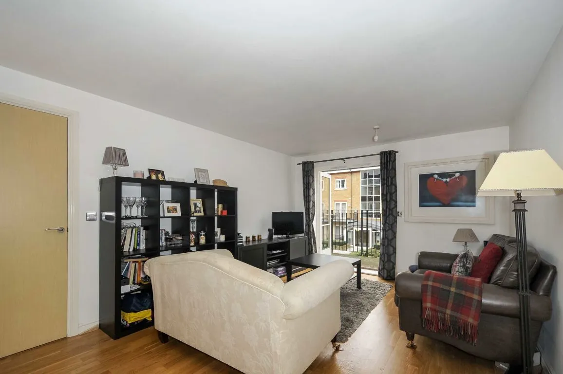Garratt Lane, SW18, photo 2