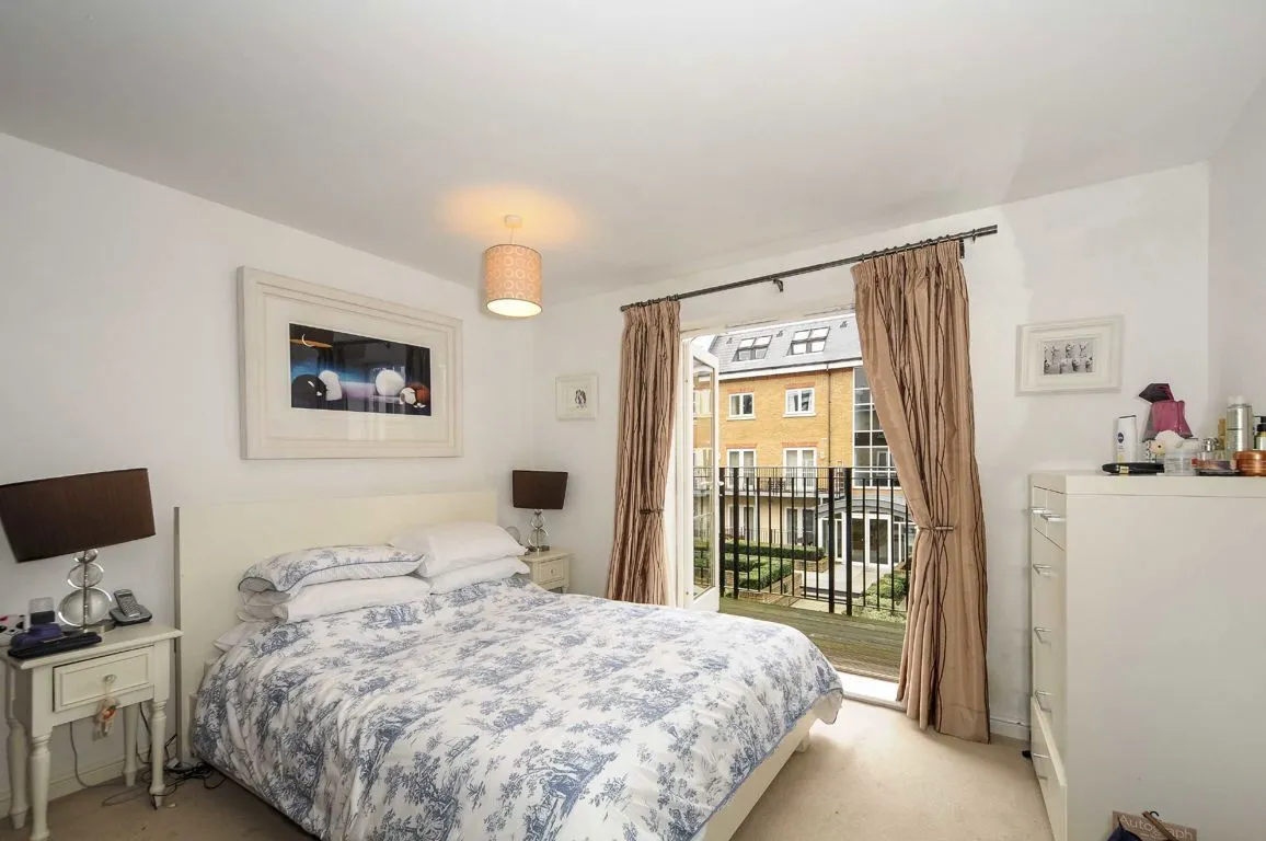 Garratt Lane, SW18, photo 4