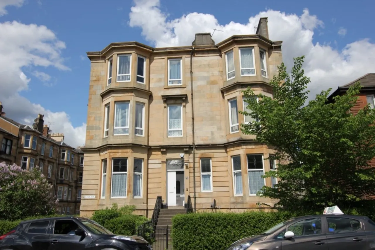 3 bed flat for sale — 71 Dixon Avenue