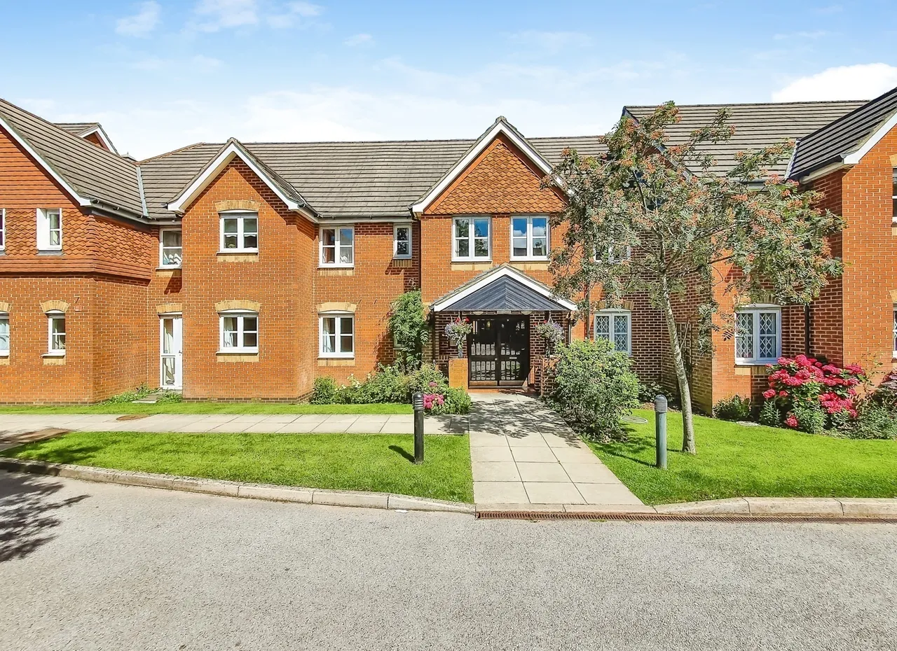 2 bed flat for sale — Chaldon Road, Caterham, Surrey, CR3
