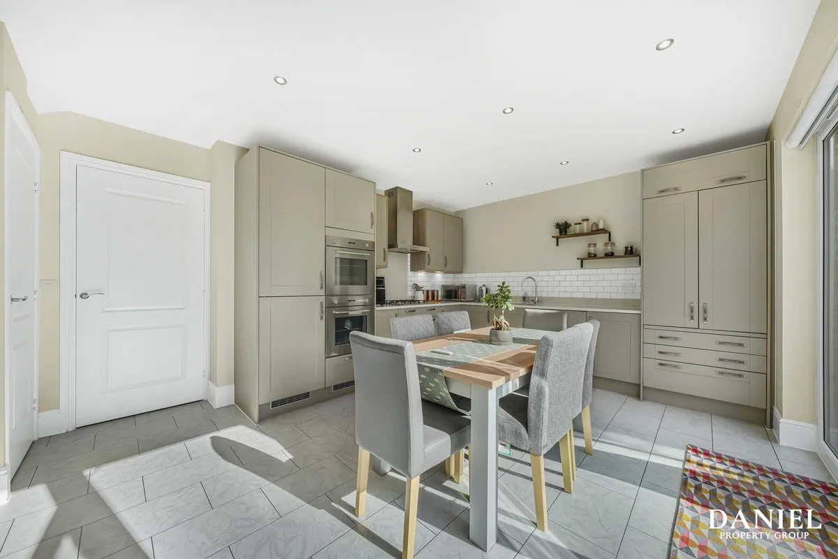 Bebington Drive, Langdon Hills, SS16, photo 3