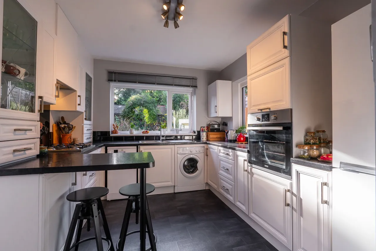 Bow Street, Alton, GU34, photo 2