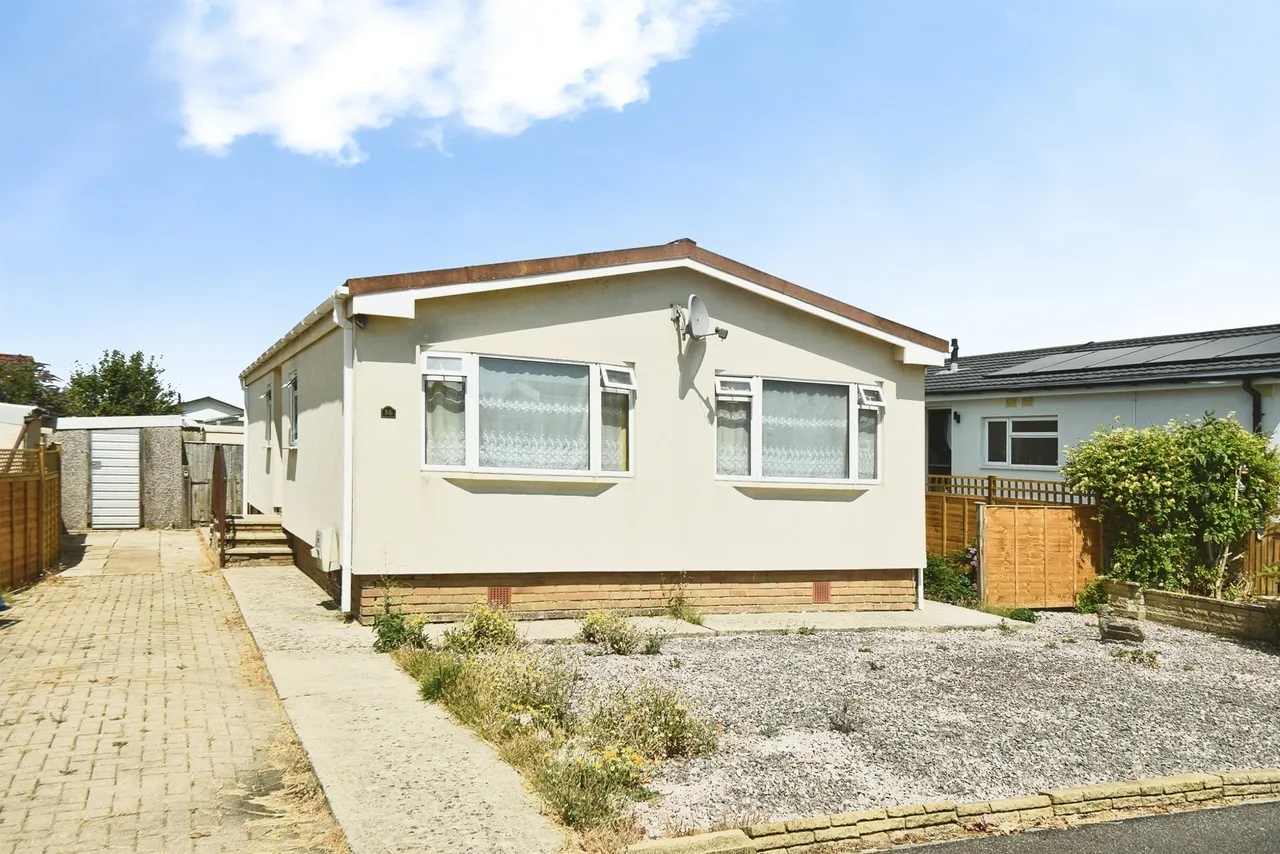 2 bed park home for sale — Russett Avenue, St Johns Priory, Lechlade