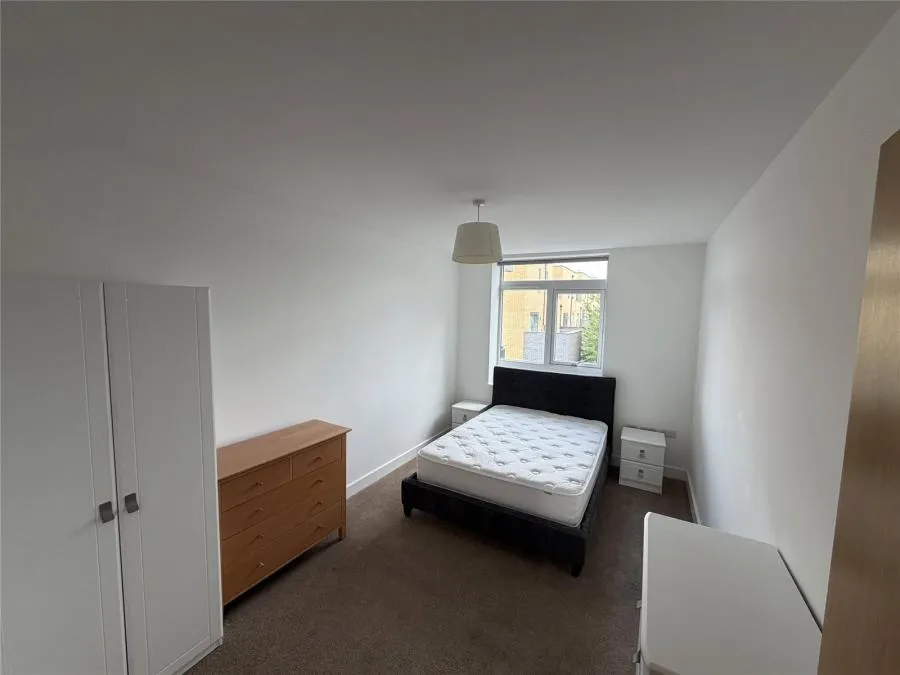 Bowes Road, N11, photo 4