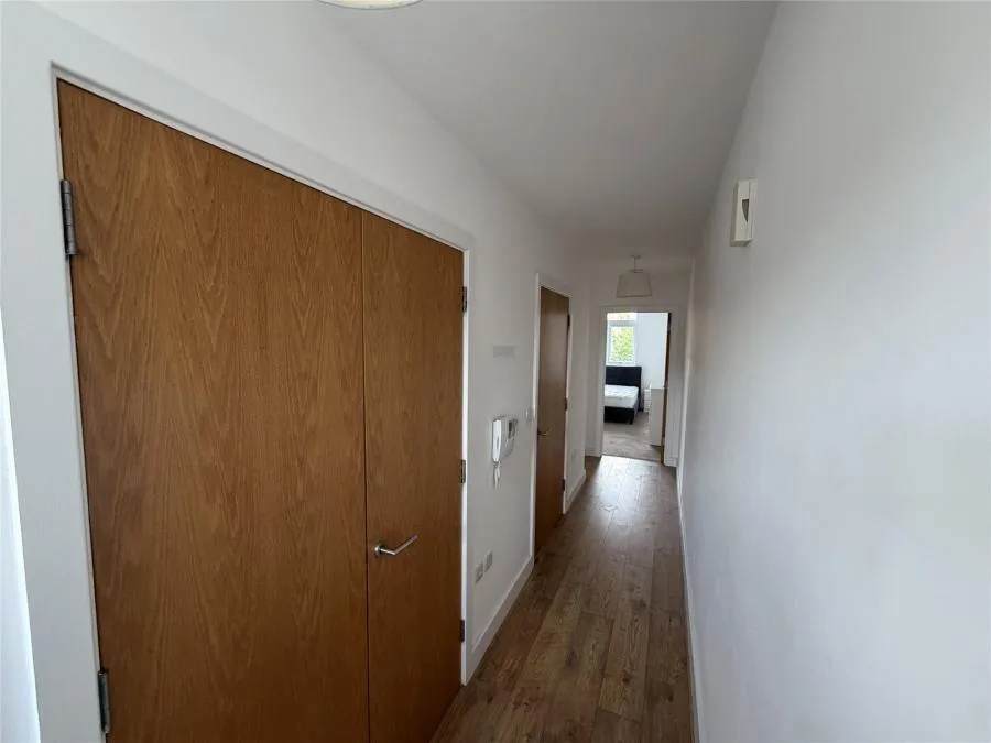 Bowes Road, N11, photo 3