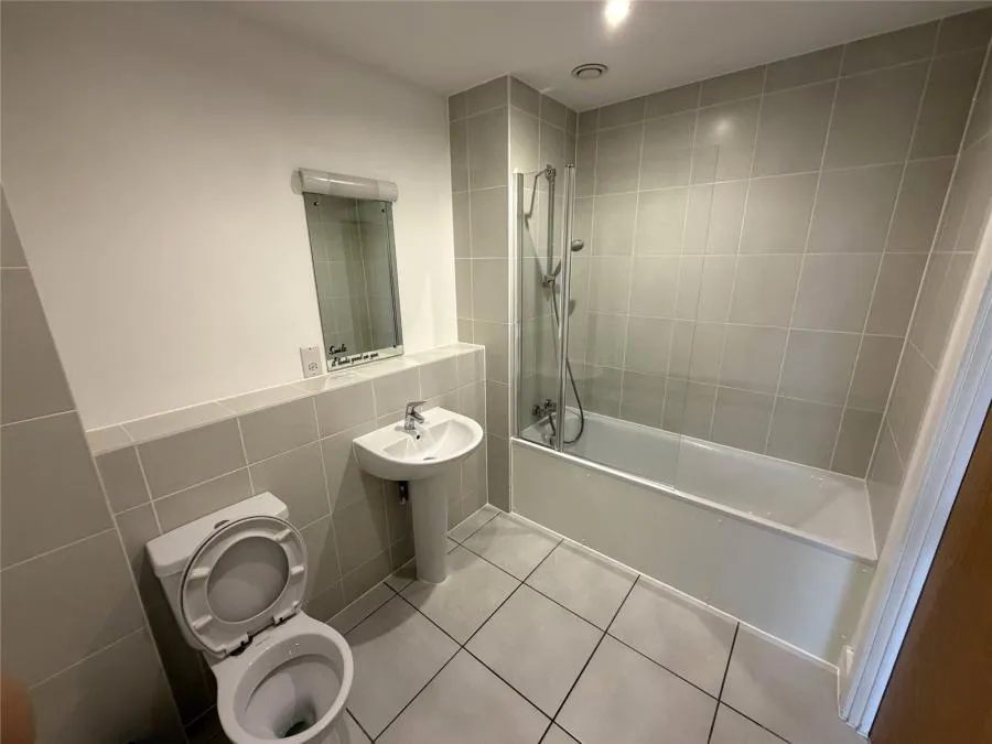 Bowes Road, N11, photo 6