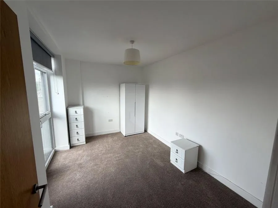 Bowes Road, N11, photo 5