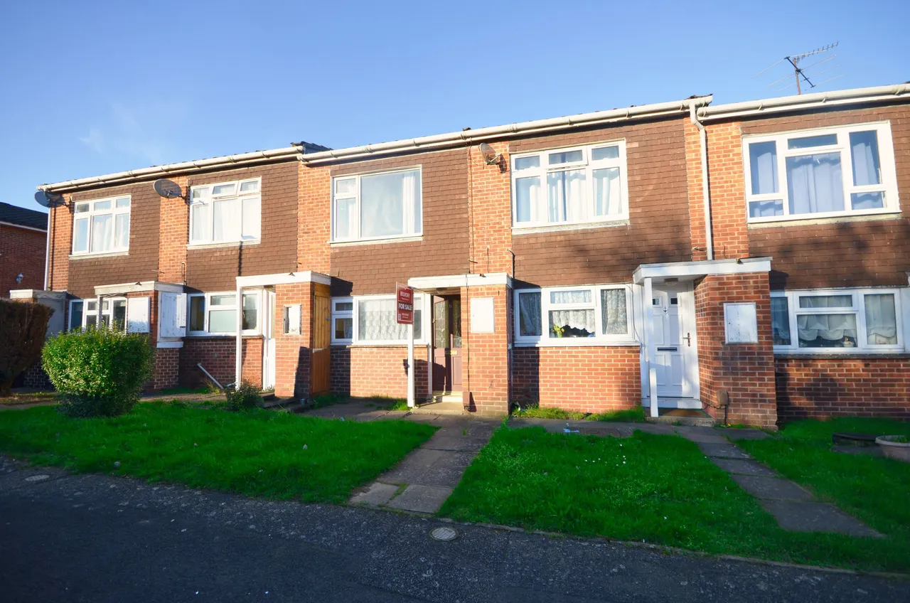 2 bed house for sale — Redwood Close, Desborough, NN14