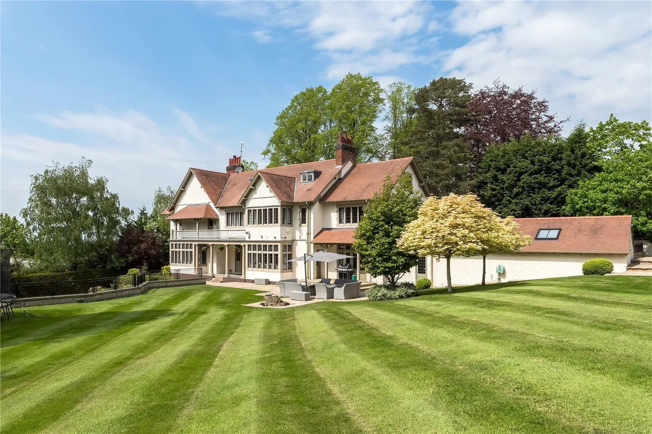 6 bed property for sale, Whitebarn Road, Alderley Edge, SK9