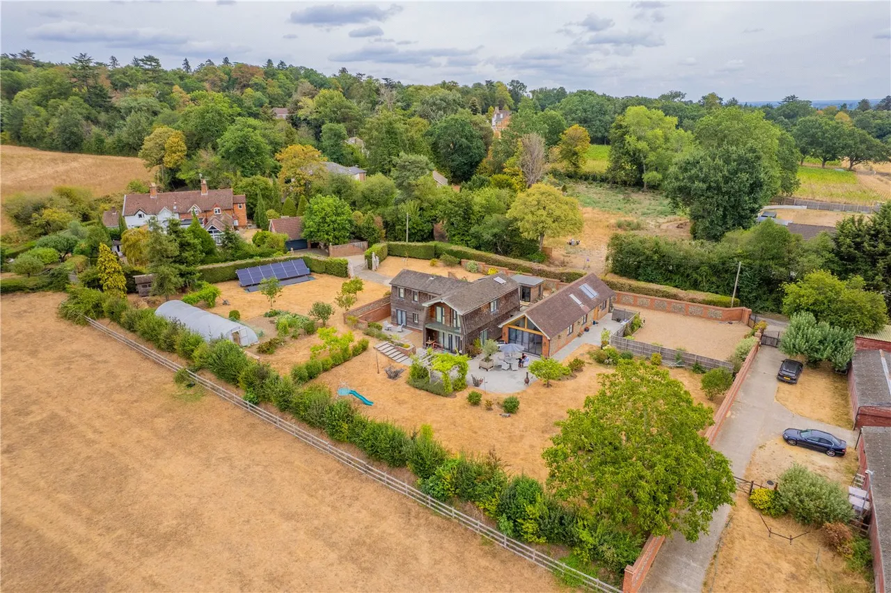 St. Anns Hill Road, Chertsey, Surrey, KT16, photo 5