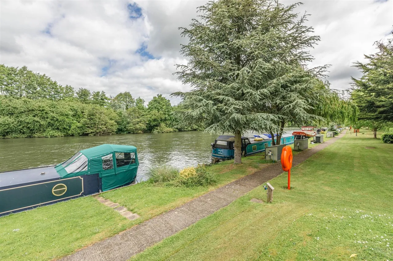 Willows Riverside Park, Windsor, SL4, photo 24