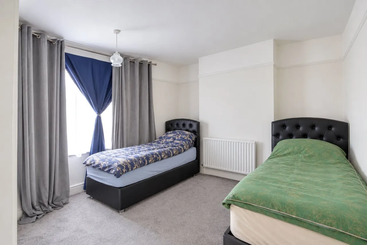 Sittingbourne Avenue, Enfield, photo 11