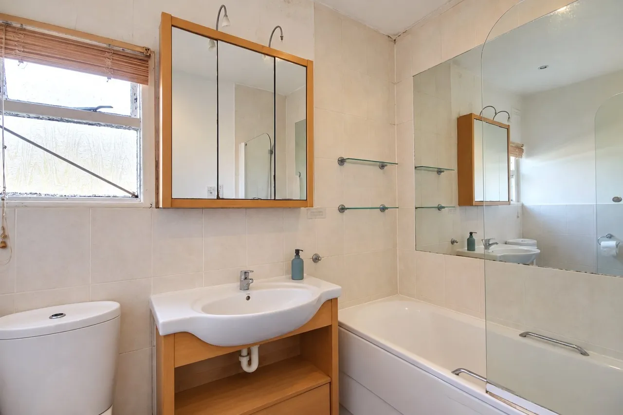 Sittingbourne Avenue, Enfield, photo 15