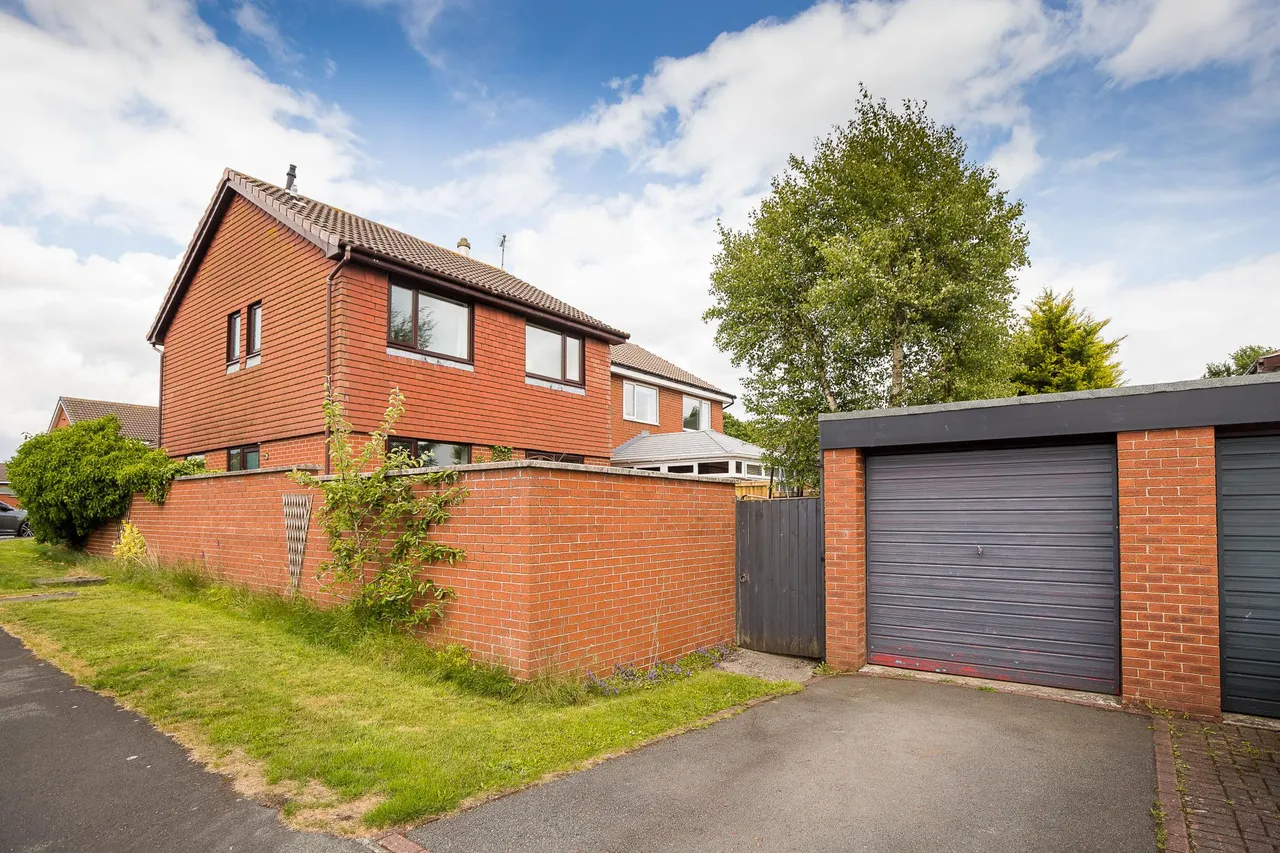 Well House Drive, Penymynydd, CH4, photo 2