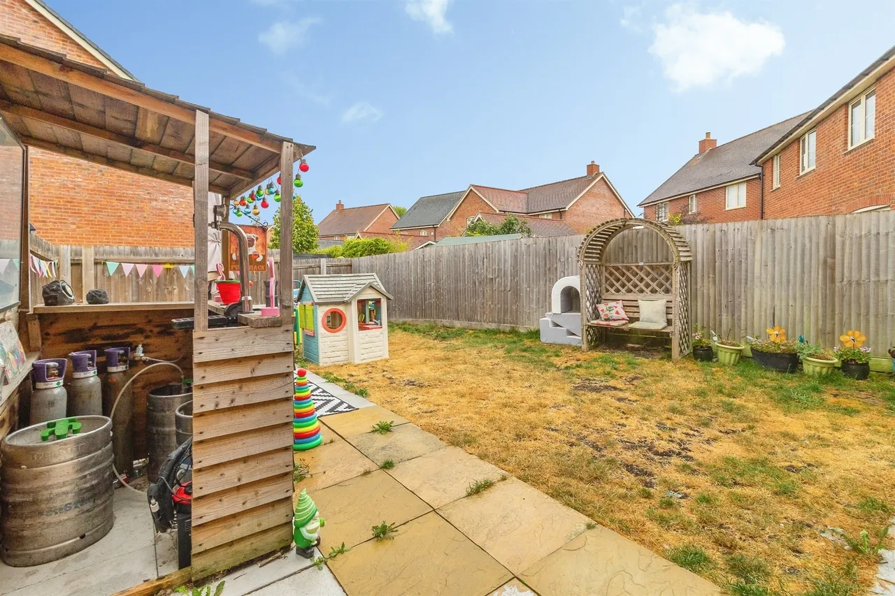 Chapel Drive, Aston Clinton, HP22, photo 14