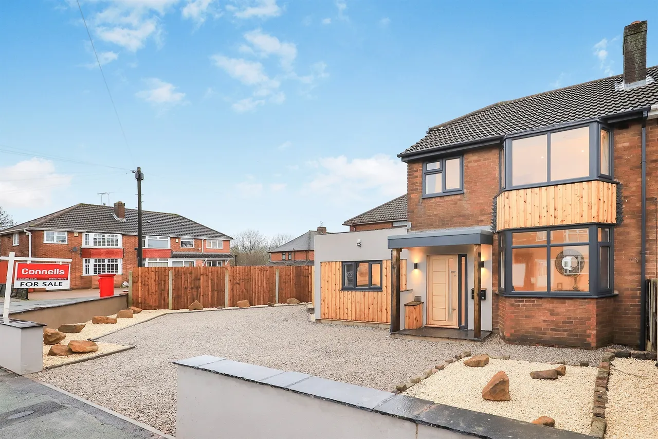 4 bed house for sale — Beverley Crescent, Wolverhampton