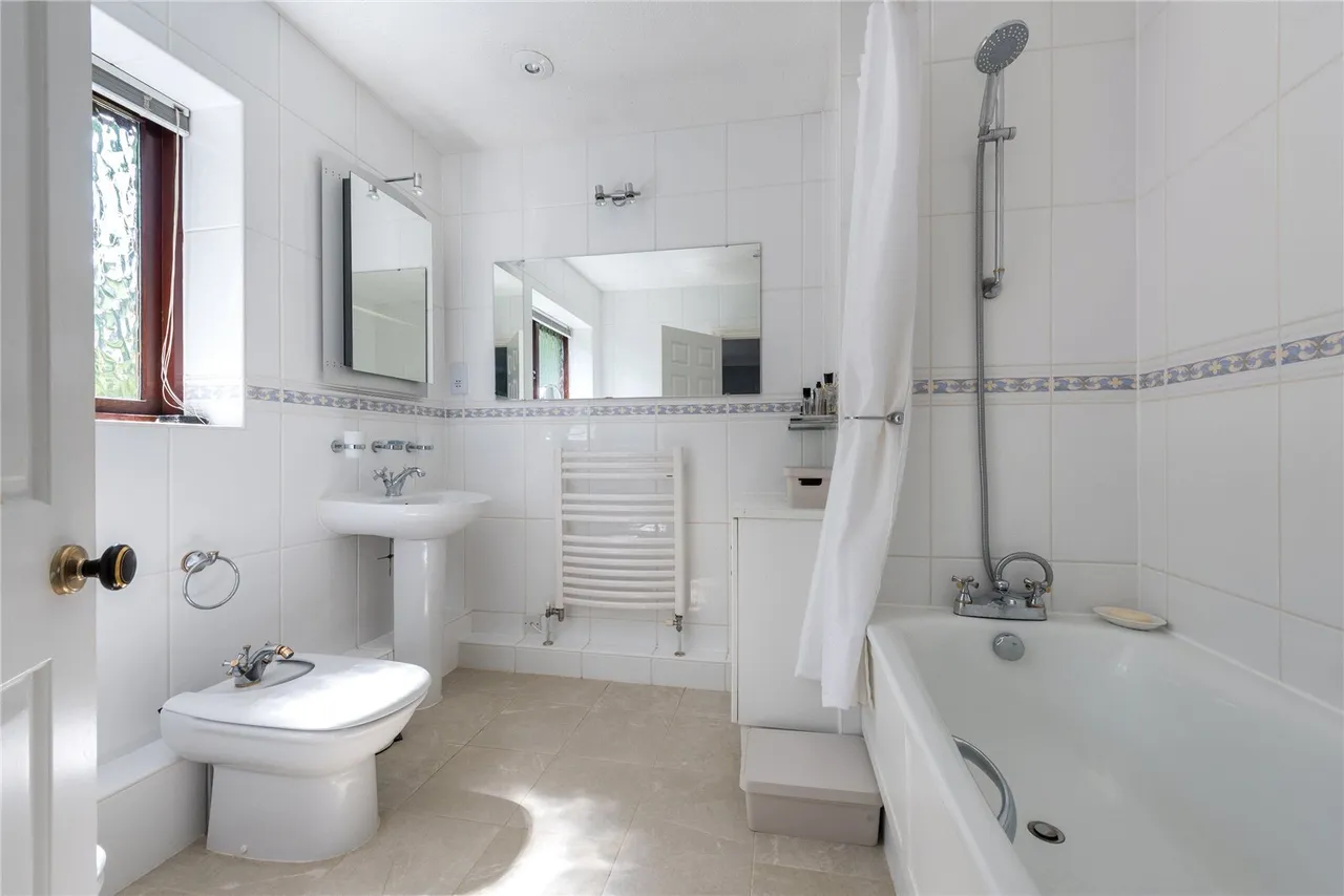 Ladyegate Close, Dorking, RH5, photo 12