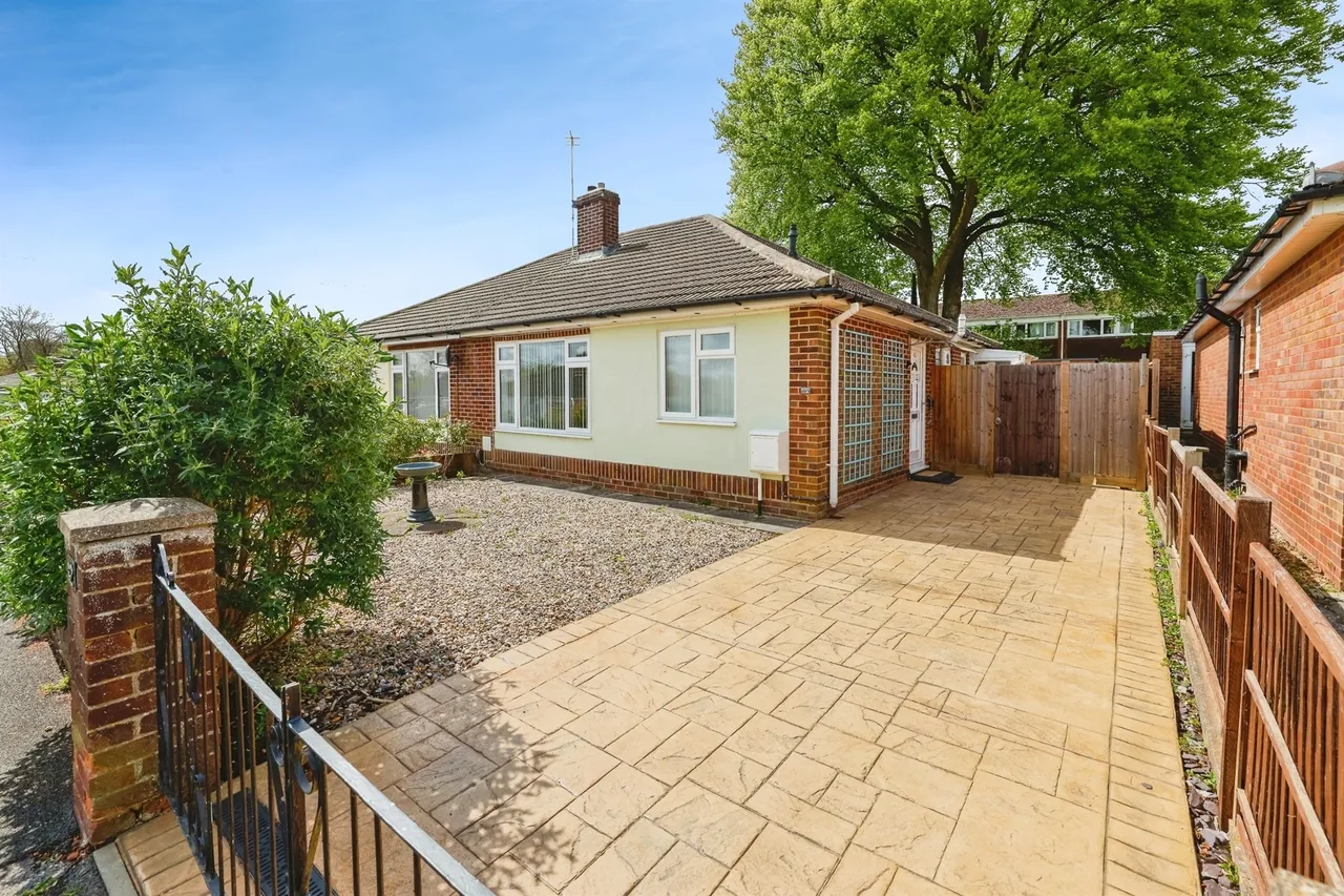 2 bed house for sale — Ash Tree Road, Andover