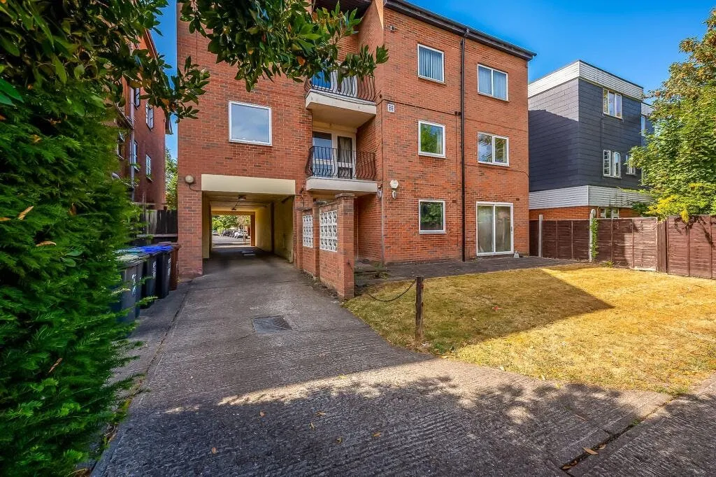 Plaistow Lane, The Fairway, BR1, photo 9