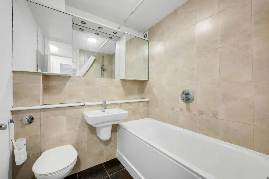 Plaistow Lane, The Fairway, BR1, photo 4