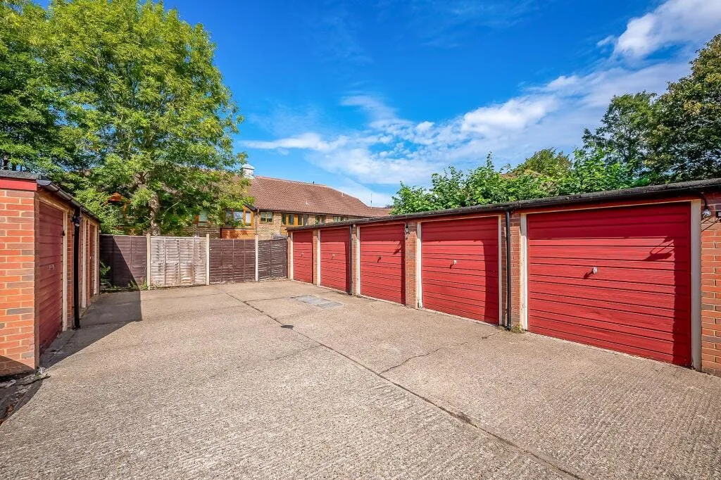Plaistow Lane, The Fairway, BR1, photo 8