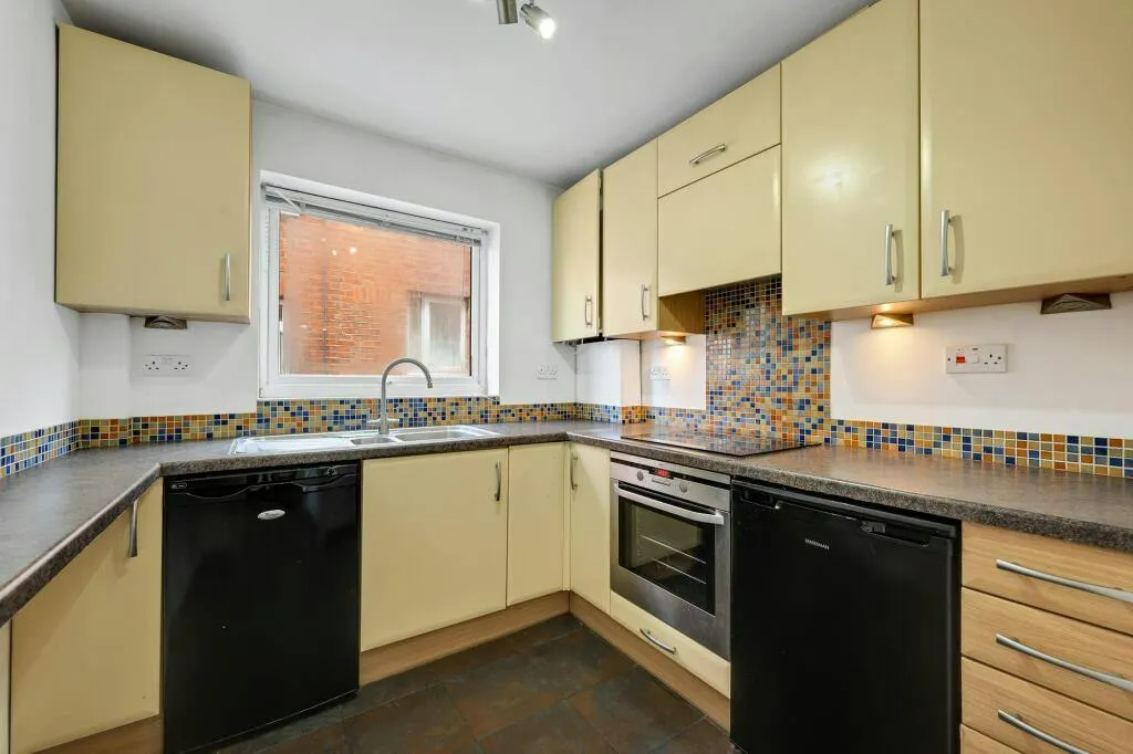 Plaistow Lane, The Fairway, BR1, photo 2