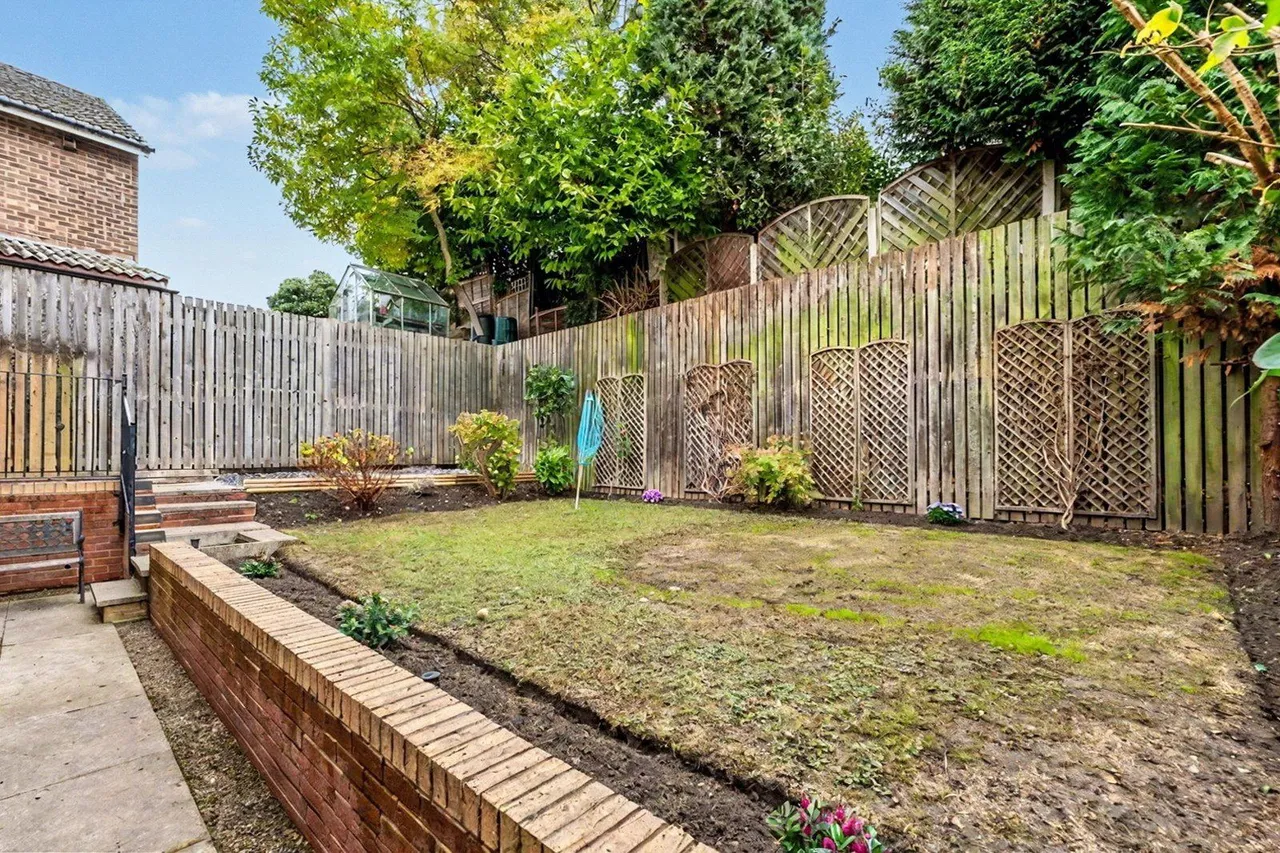 Hall Lane, Horsforth, LS18, photo 17
