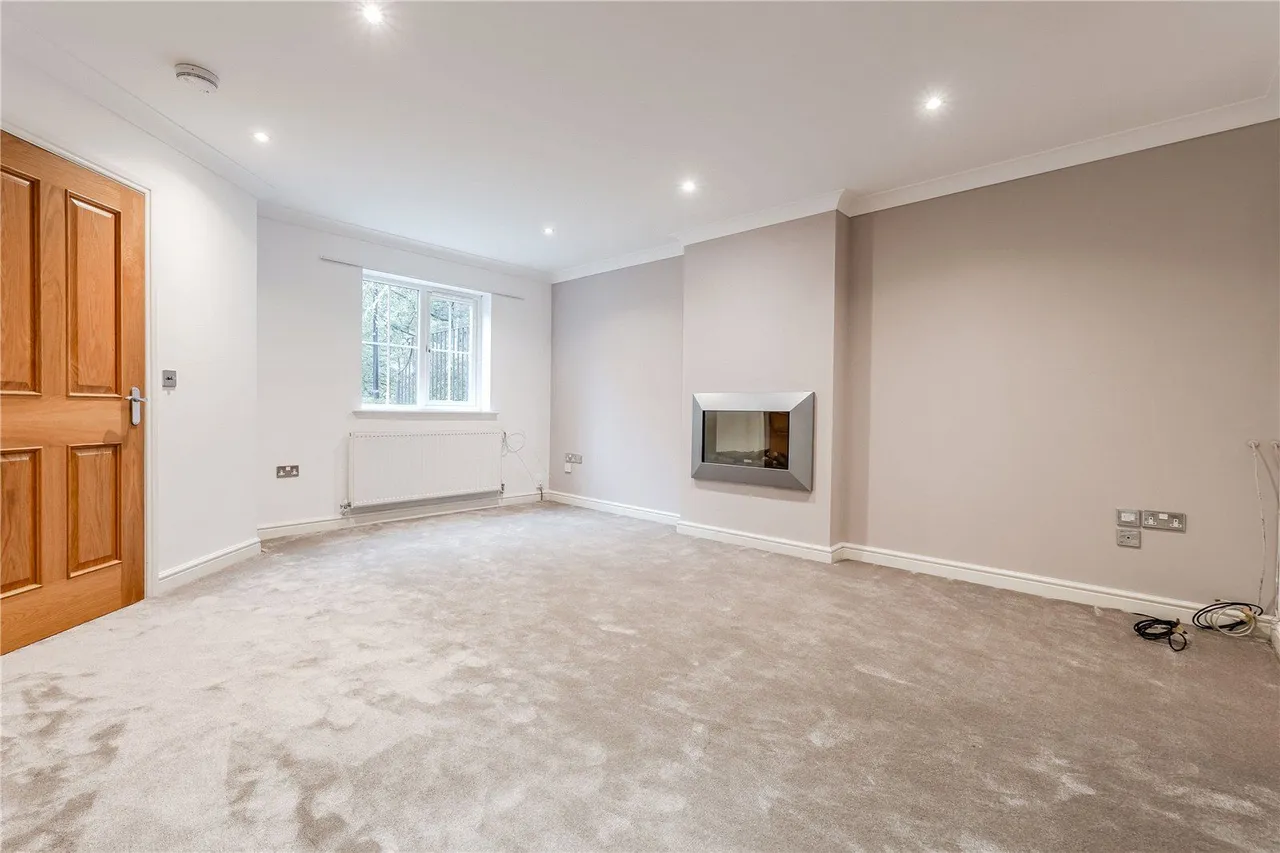 Hall Lane, Horsforth, LS18, photo 2