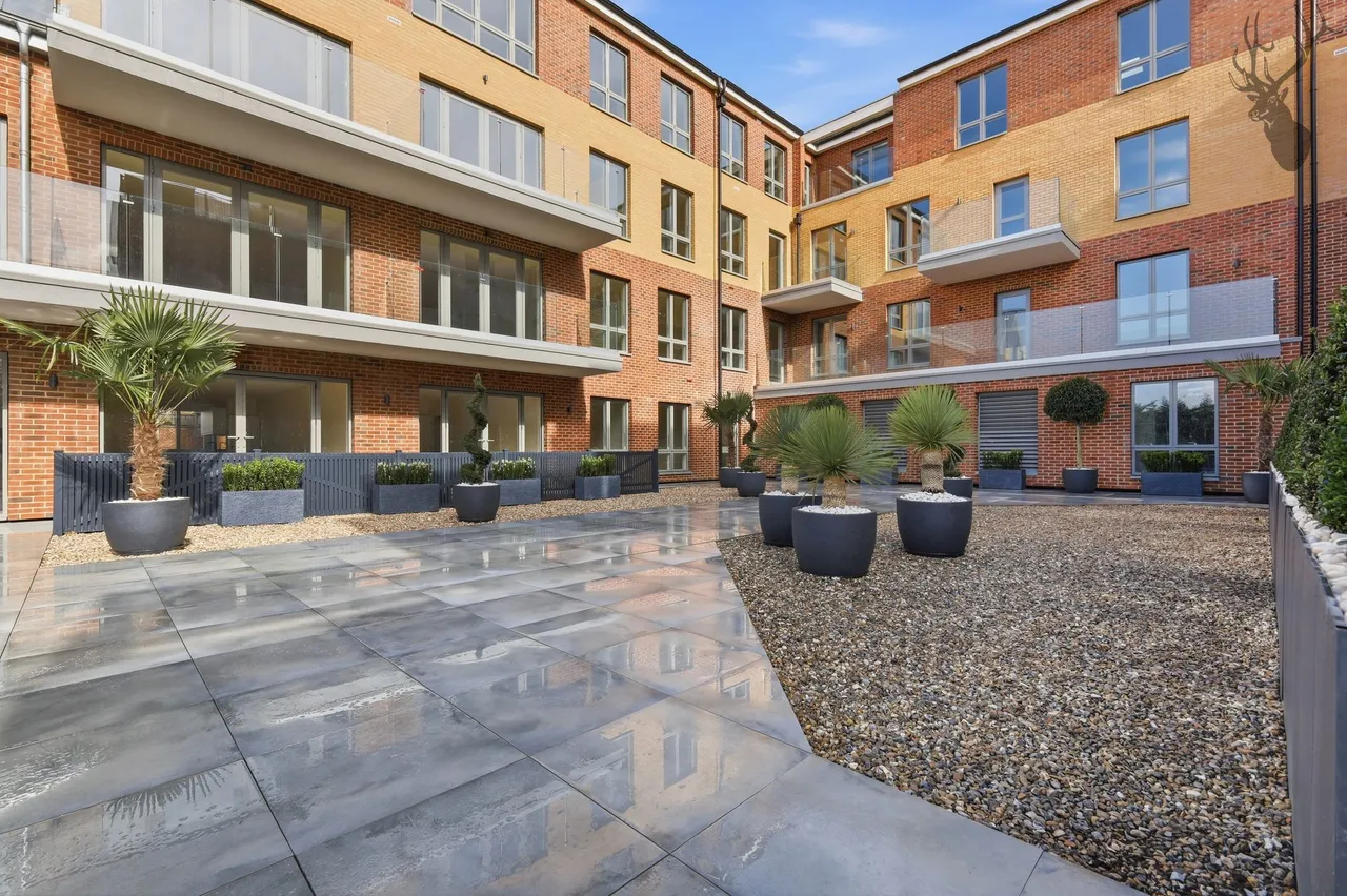 High Road, Chigwell, IG7, photo 18