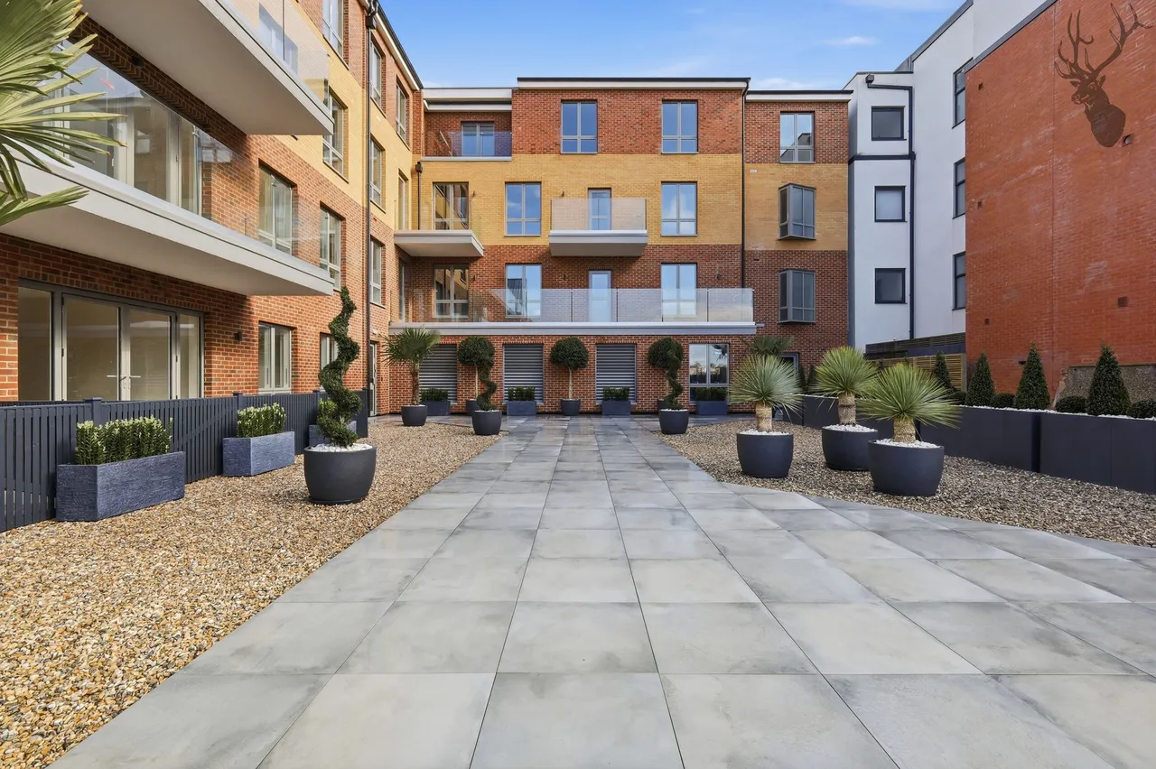 2 bed flat for sale, High Road, Chigwell, IG7
