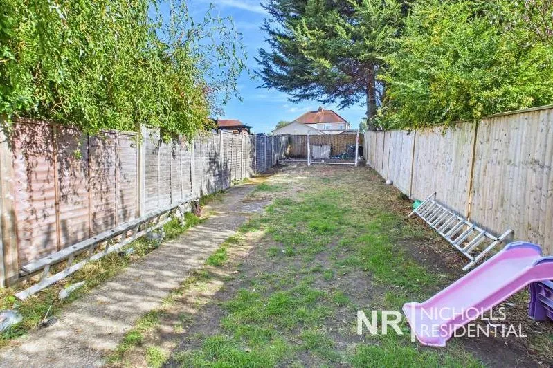 Hartfield Road, Chessington, KT9, photo 13