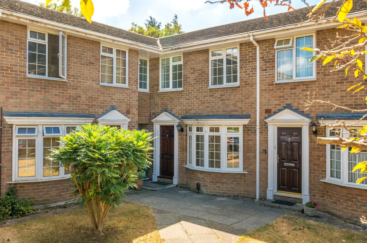 2 bed house for sale, Lower Edgeborough Road, Guildford, GU1
