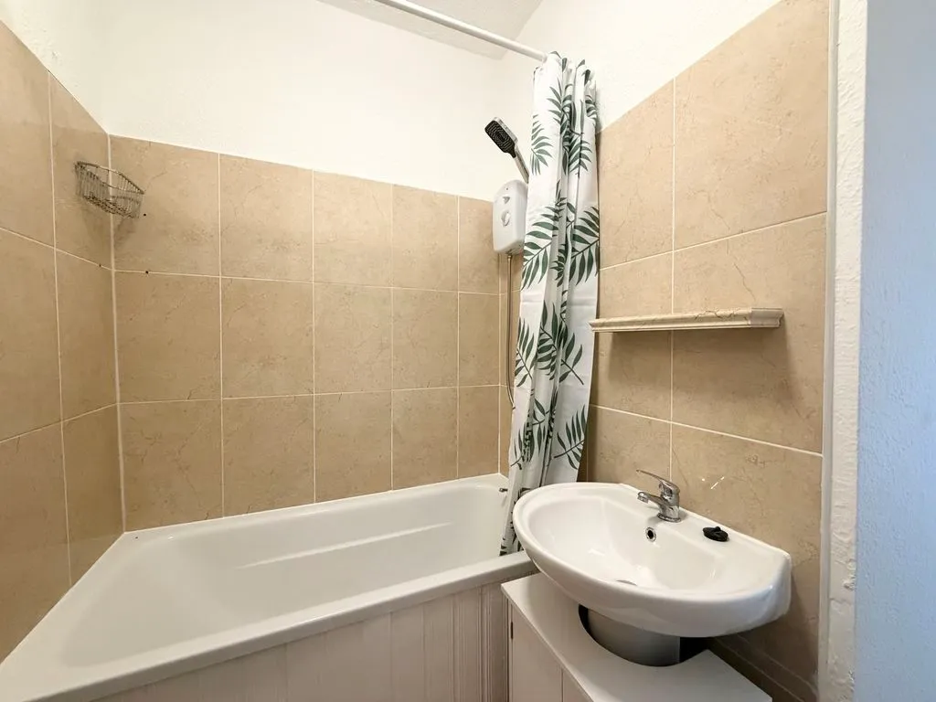 To LetChorley Road, Heath Charnock, photo 14
