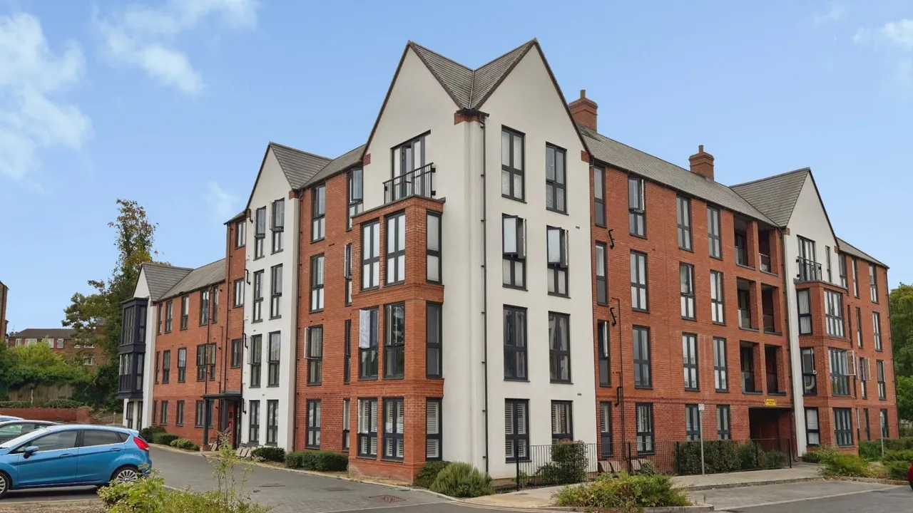 2 bed flat for sale — Biscoe Way, Wokingham