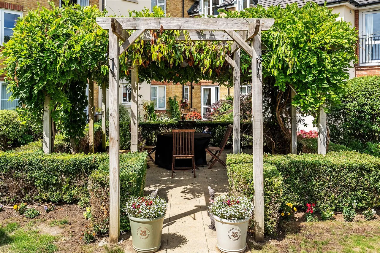 Kingston Avenue, Leatherhead, KT22, photo 9