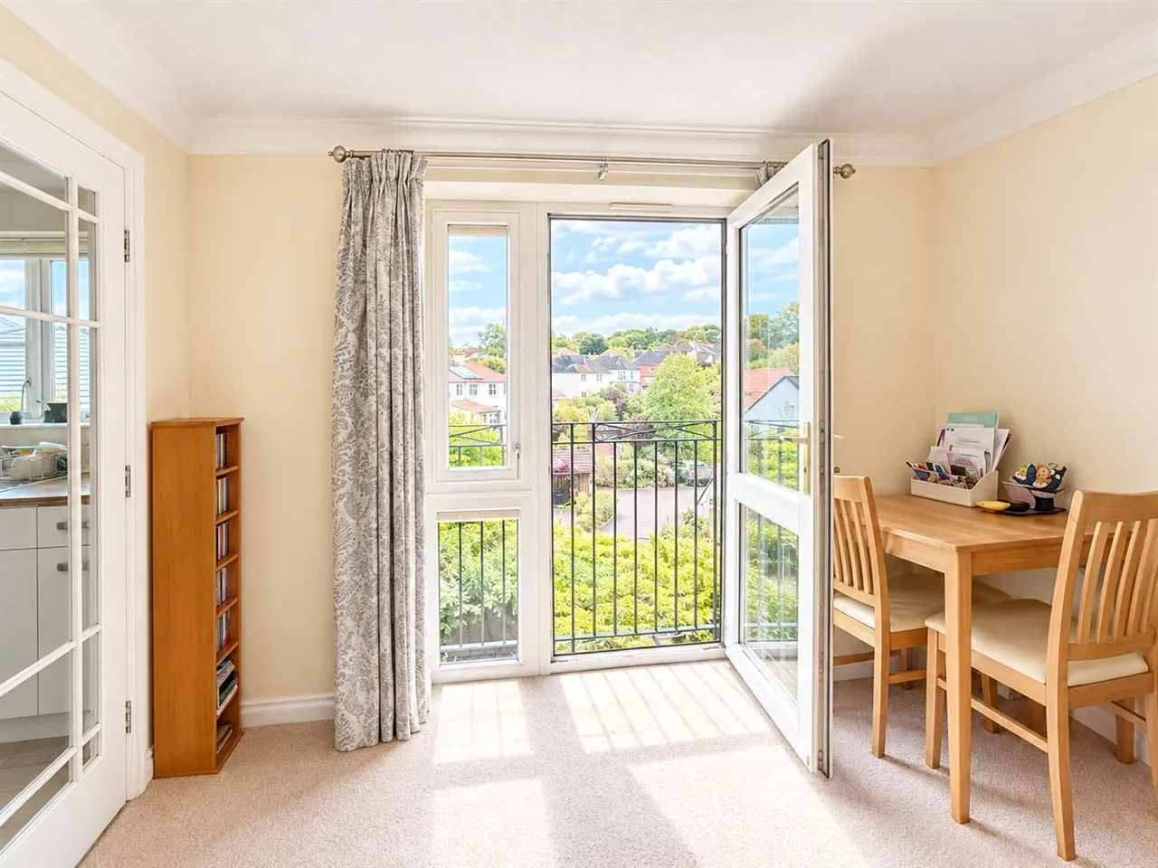 Kingston Avenue, Leatherhead, KT22, photo 2