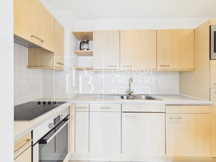 Buckingham Palace Road, London, SW1W, photo 5