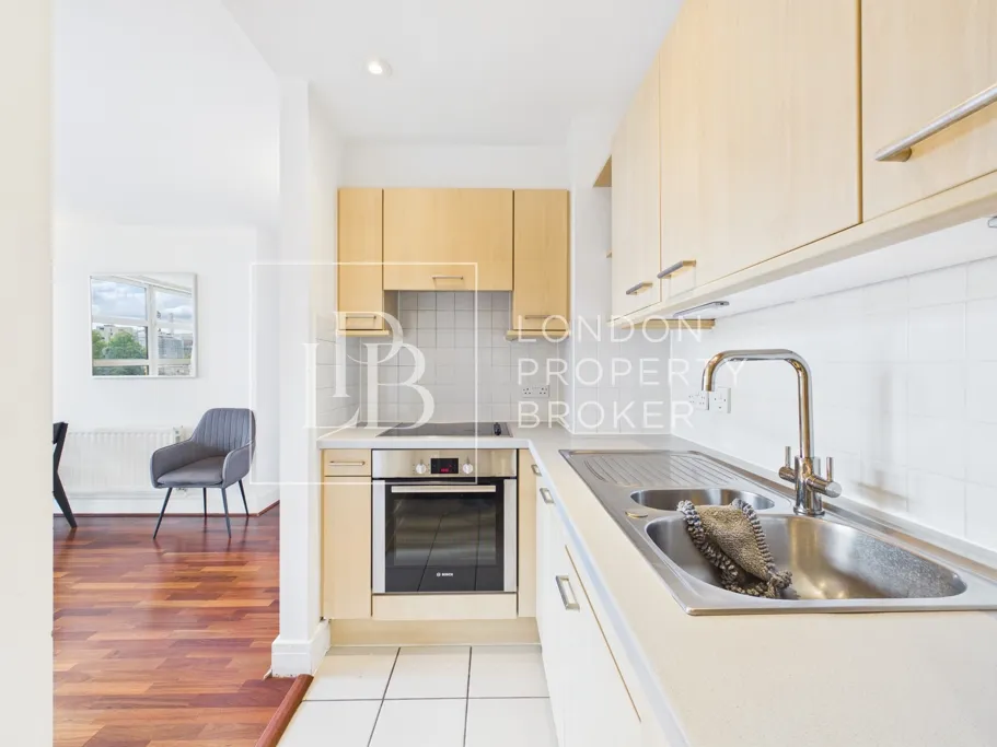 Buckingham Palace Road, London, SW1W, photo 4