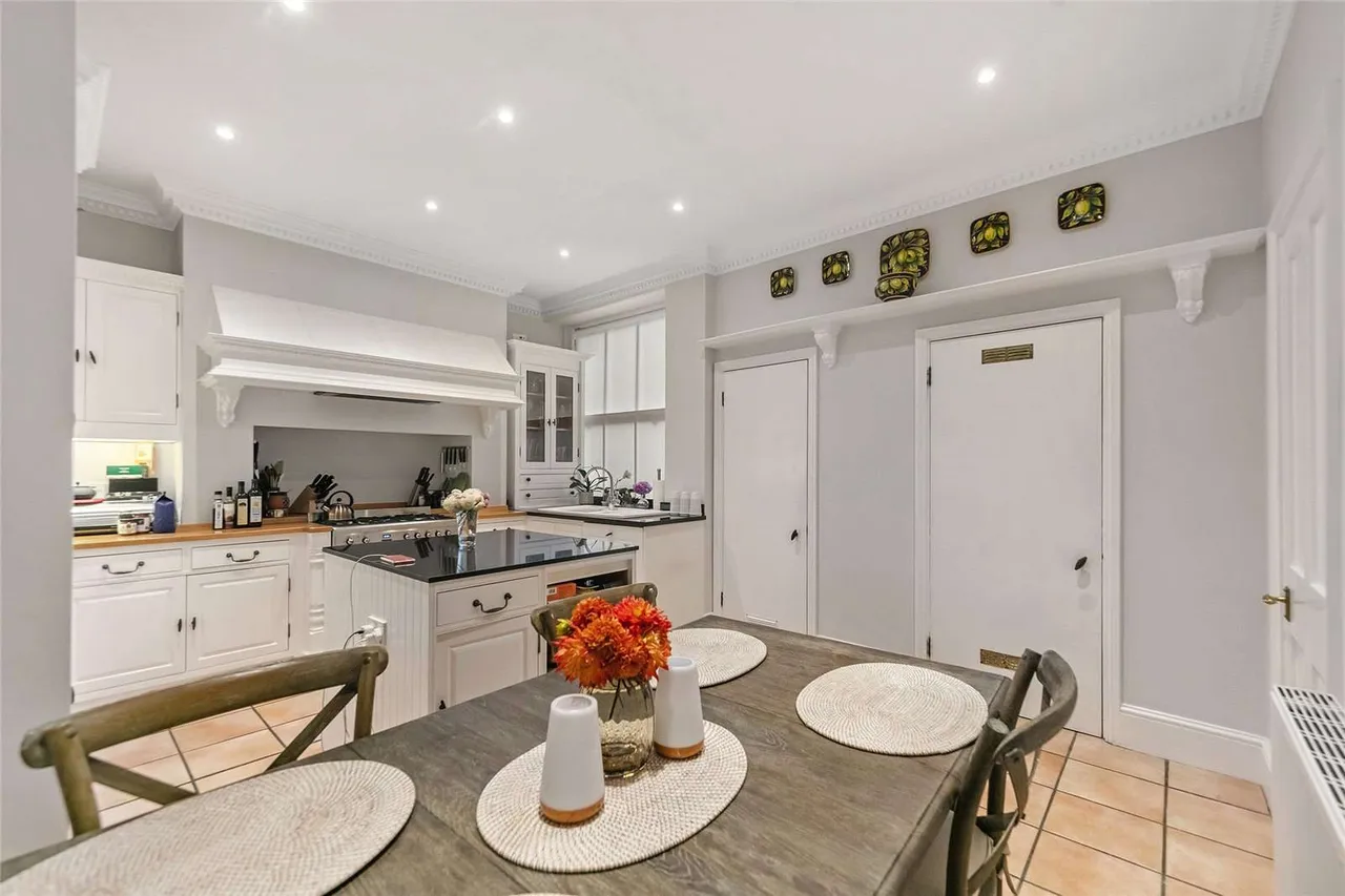 Wynnstay Gardens, London, W8 6UP, photo 4
