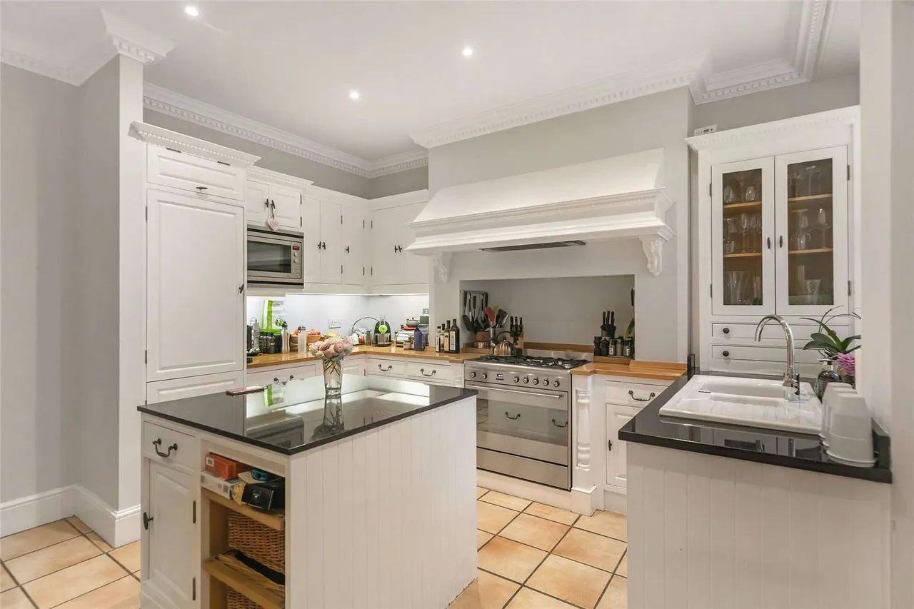 Wynnstay Gardens, London, W8 6UP, photo 3