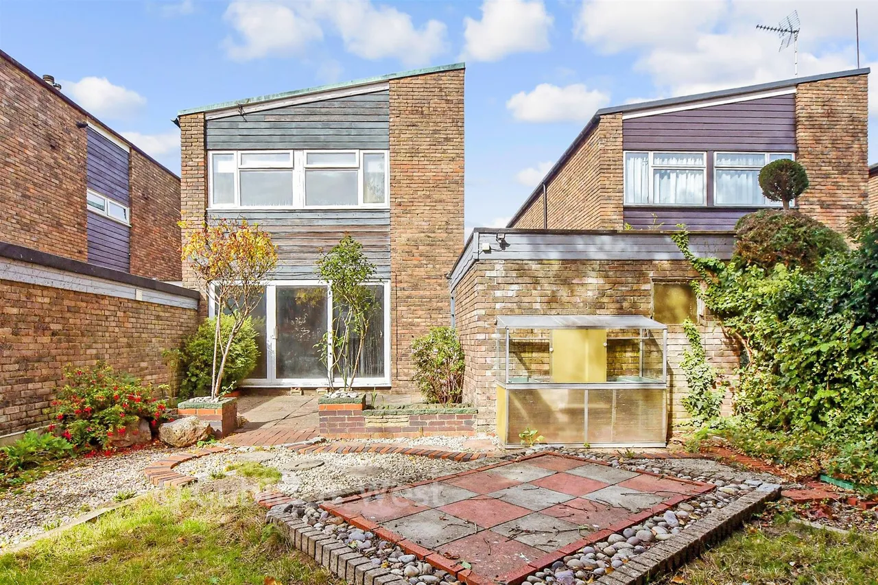 Taylors Crescent, Cranleigh, GU6, photo 15