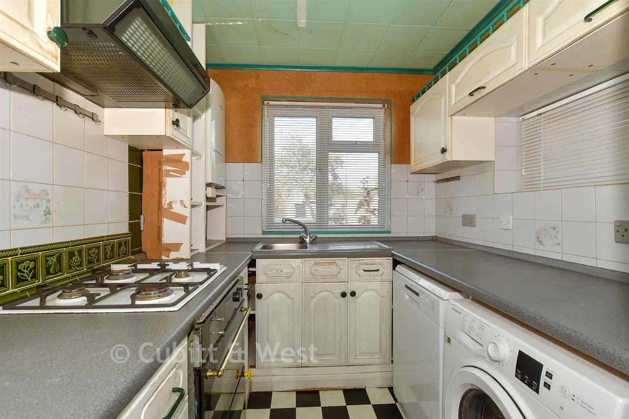 Taylors Crescent, Cranleigh, GU6, photo 3