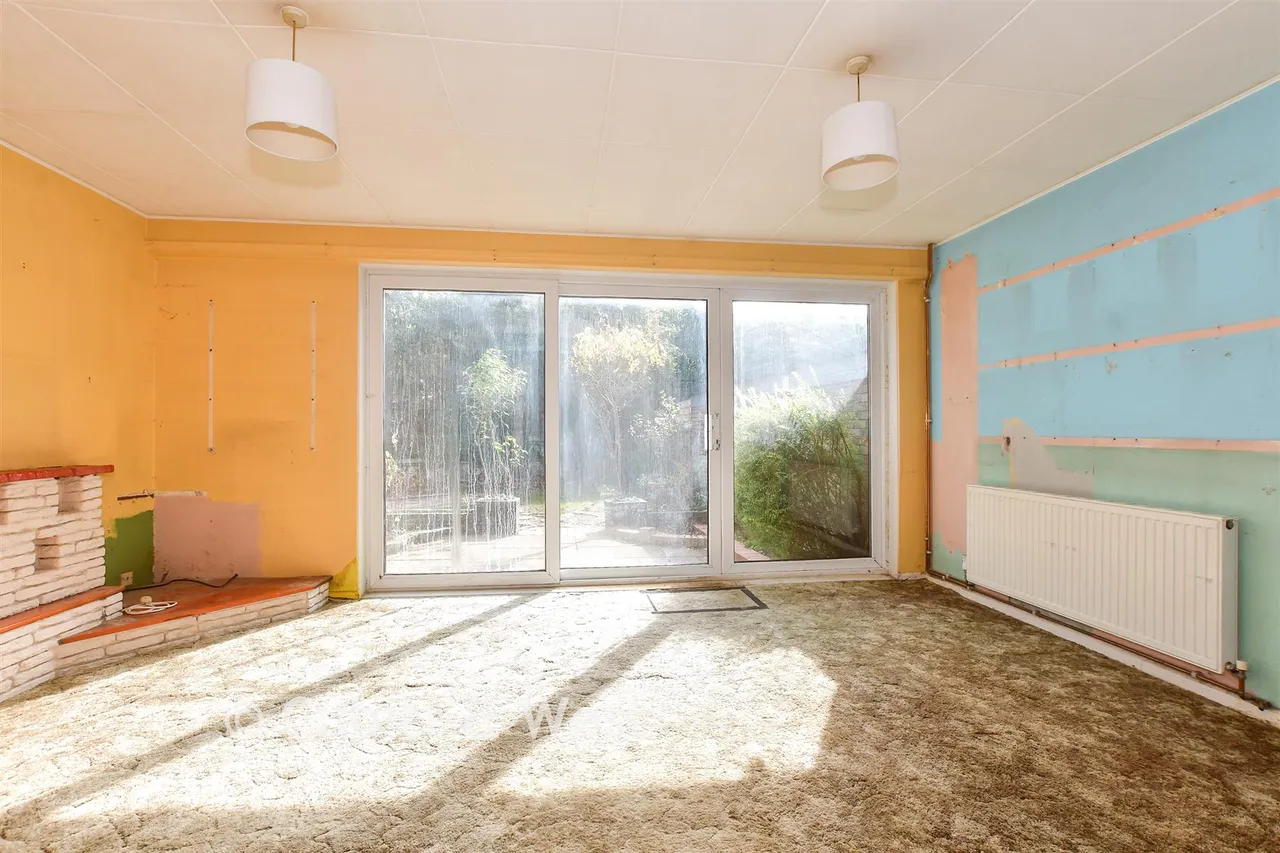Taylors Crescent, Cranleigh, GU6, photo 2