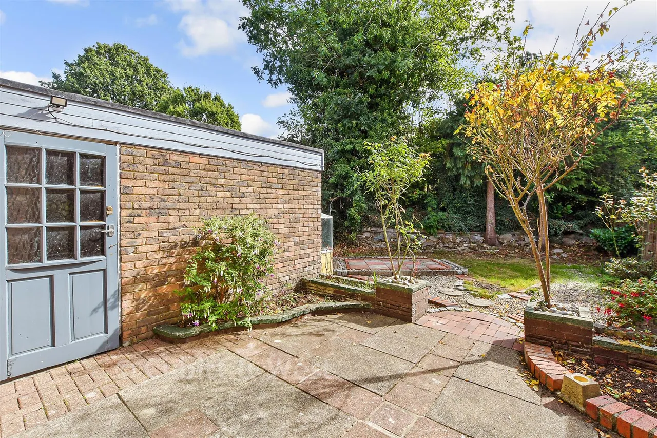 Taylors Crescent, Cranleigh, GU6, photo 14