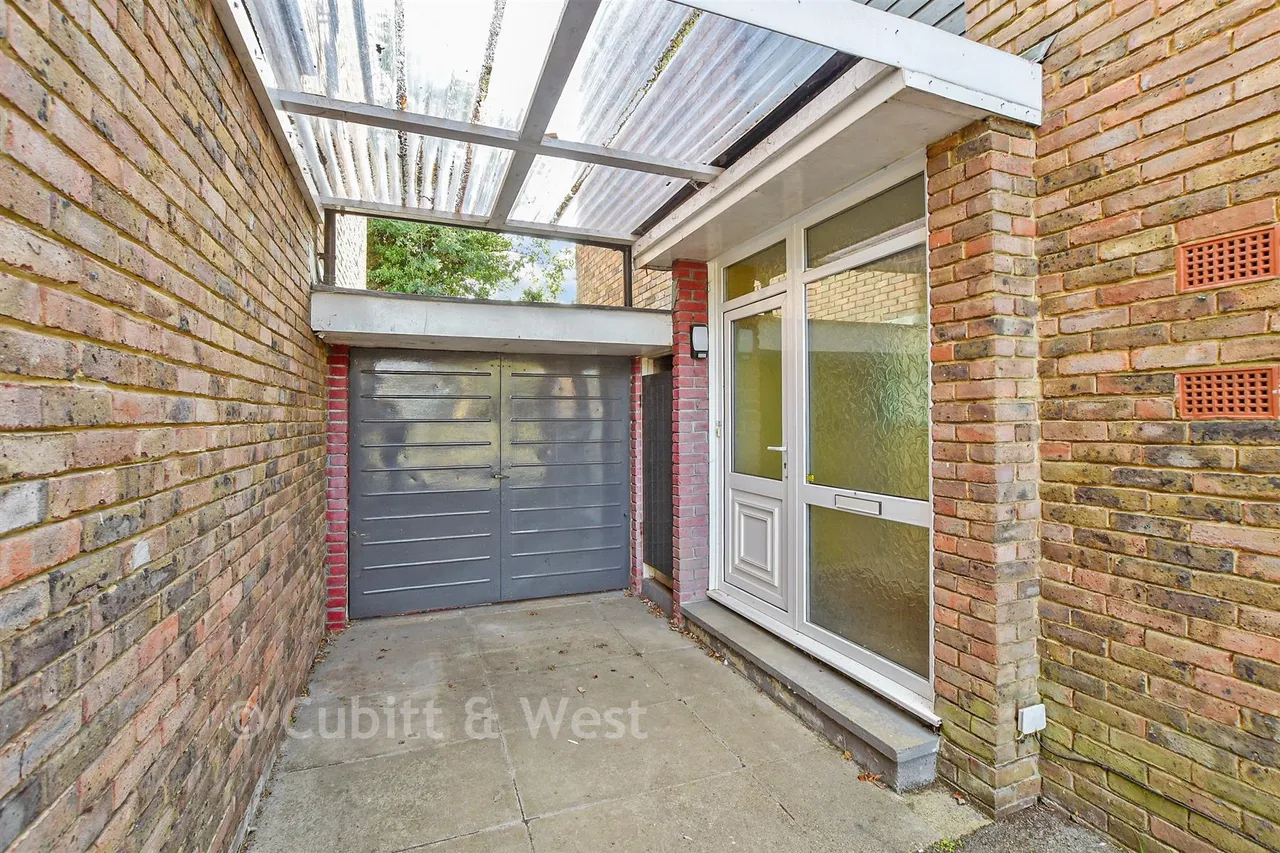 Taylors Crescent, Cranleigh, GU6, photo 13